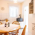 Mijajov Dvor Konukevi